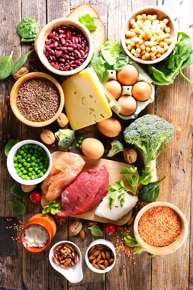 Unterschiedliche Arten von Lebensmittel, z.B. Erbsen, Brokkoli, Käse, Eier, Bohnen,..